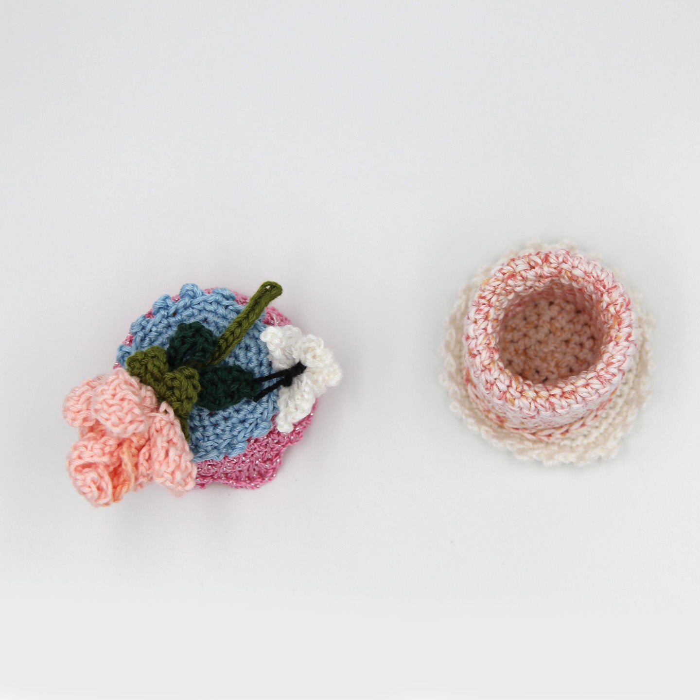 Crocheted Jewelry Box With Flowers